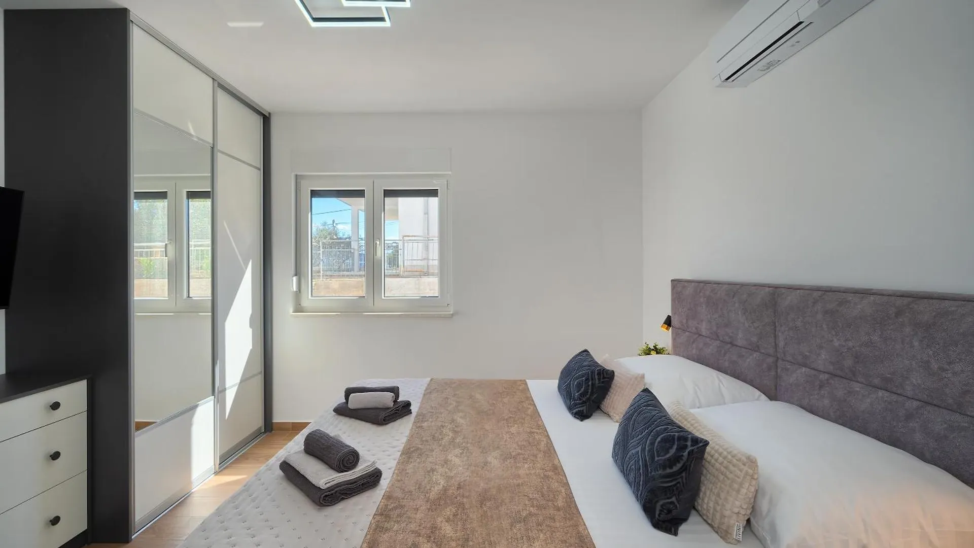 Koleus Apartment - Sea View & Pool Slatine