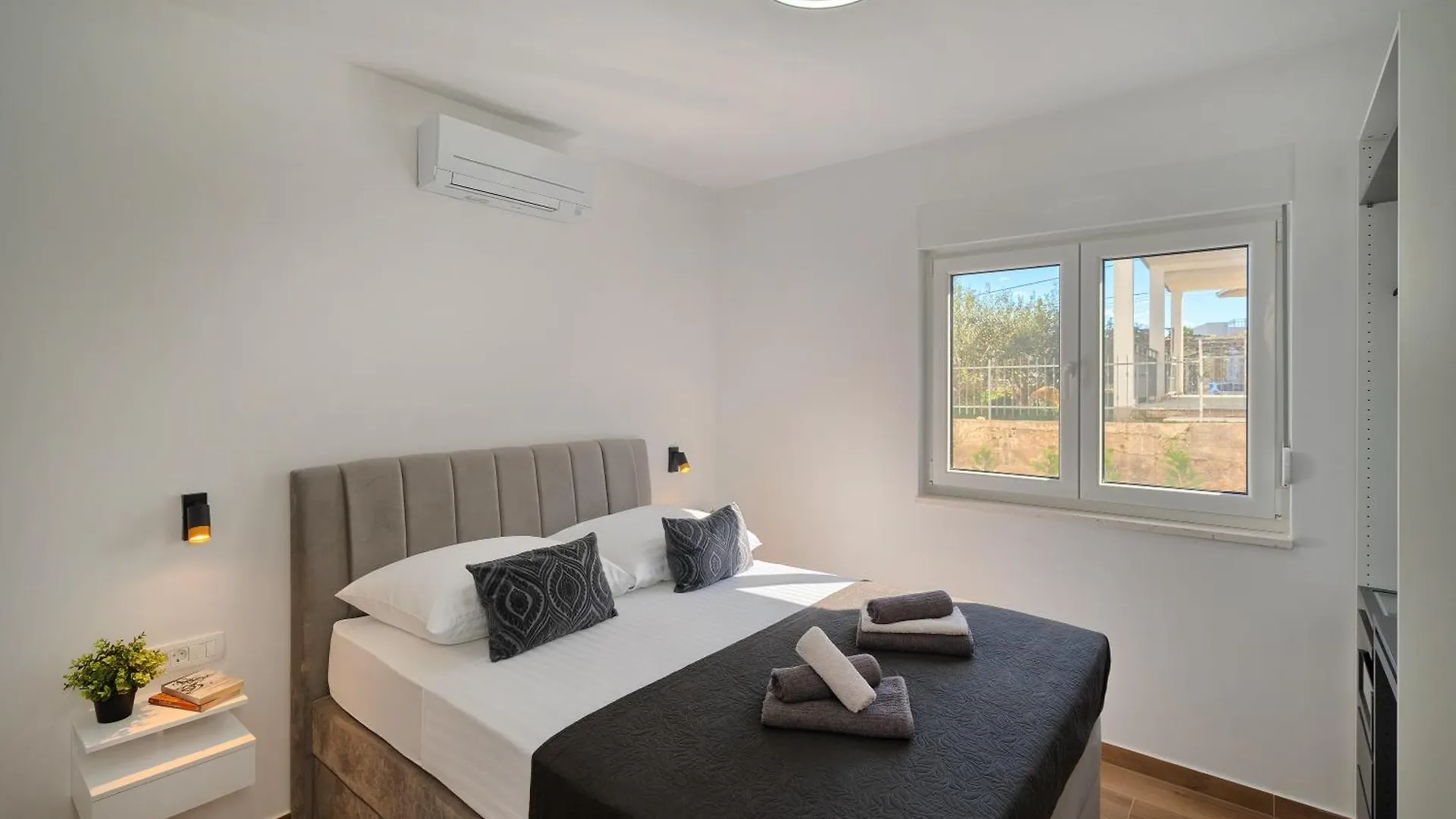 Koleus Apartment - Sea View & Pool Slatine