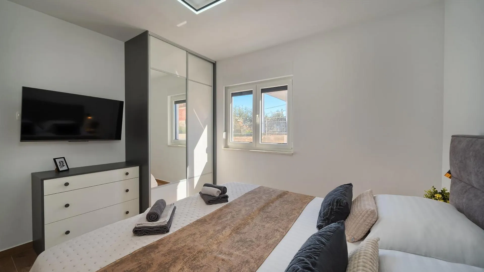 Koleus Apartment - Sea View & Pool Slatine